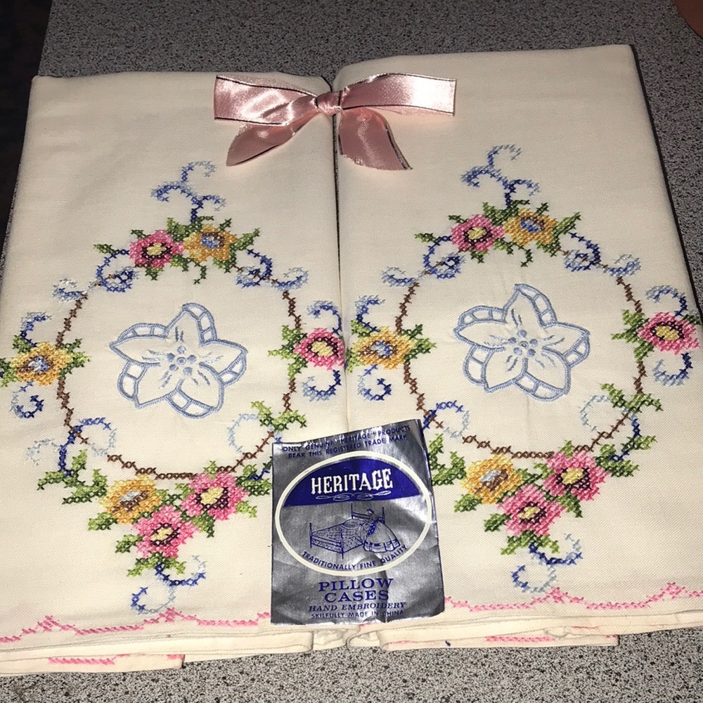 NWT Vintage hand embroidered set of 2 pillow cases